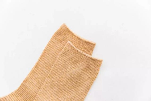 羊毛短靴穿搭,杨颖黑色长筒袜马丁靴