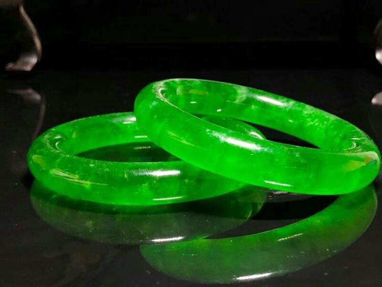 手腕大的女孩怎么选黄金手镯,女性如何选择自己的翡翠手镯