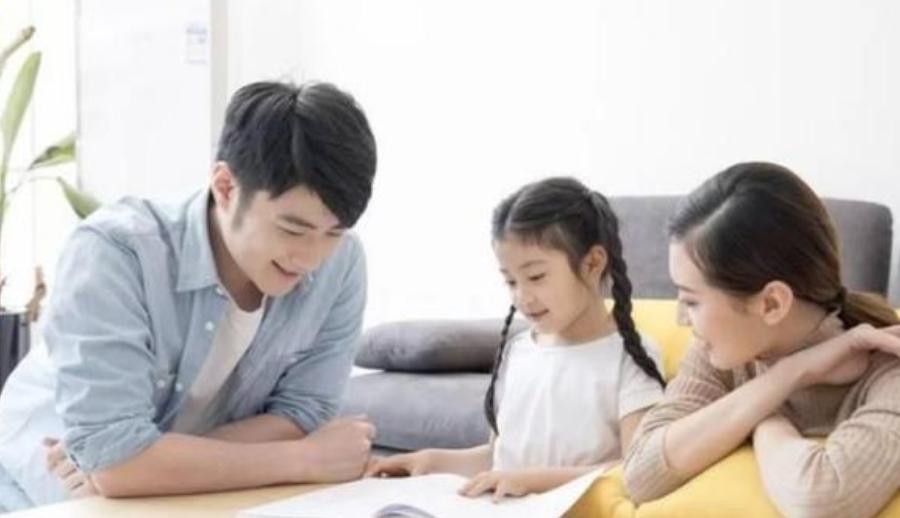 学生上课偷看老师什么原因,小学生偷看学习资料被家长发现