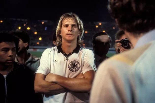 德国足球史上两大天才中场，谁更有才华？