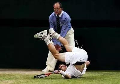 网球球员摔倒,网球拍摔地上反弹接住