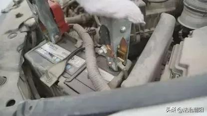 汽车电瓶没电靠谱自救方法,汽车电瓶没电怎么办教你一招