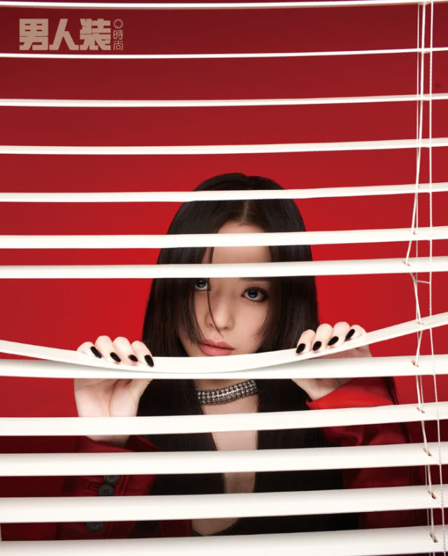 张靓颖黑色高开叉长裙,36岁张靓颖大红色造型独特魅力