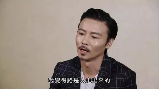 蔡少芬张晋全家福上热搜，三胎儿子“唐装”出镜，年味儿十足