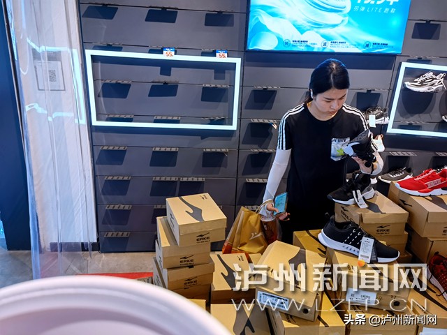 瓒呭競璐墿浜烘疆娑屽姩,甯傛皯閫涜娑堣垂瓒婃潵瓒婂棬