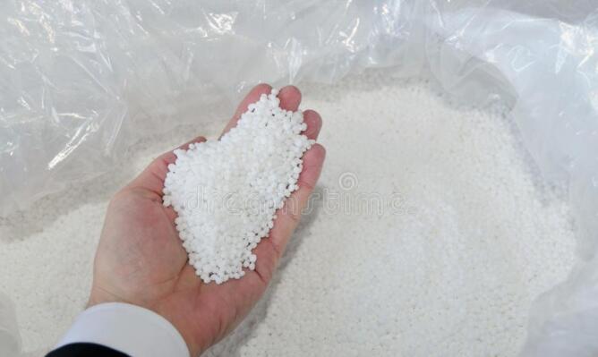 化肥结块碎了还能用吗,化肥结块可以打吗