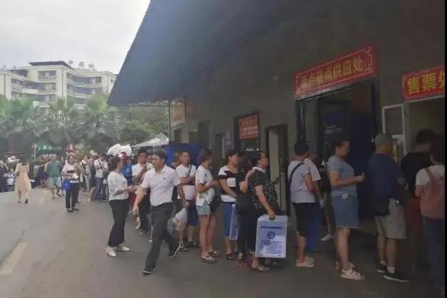 金秋月饼官方旗舰店直播,中秋月饼礼盒火热预定中