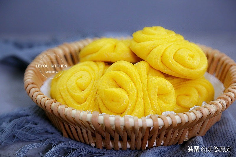 用筷子一卷的花卷,筷子压花卷做法