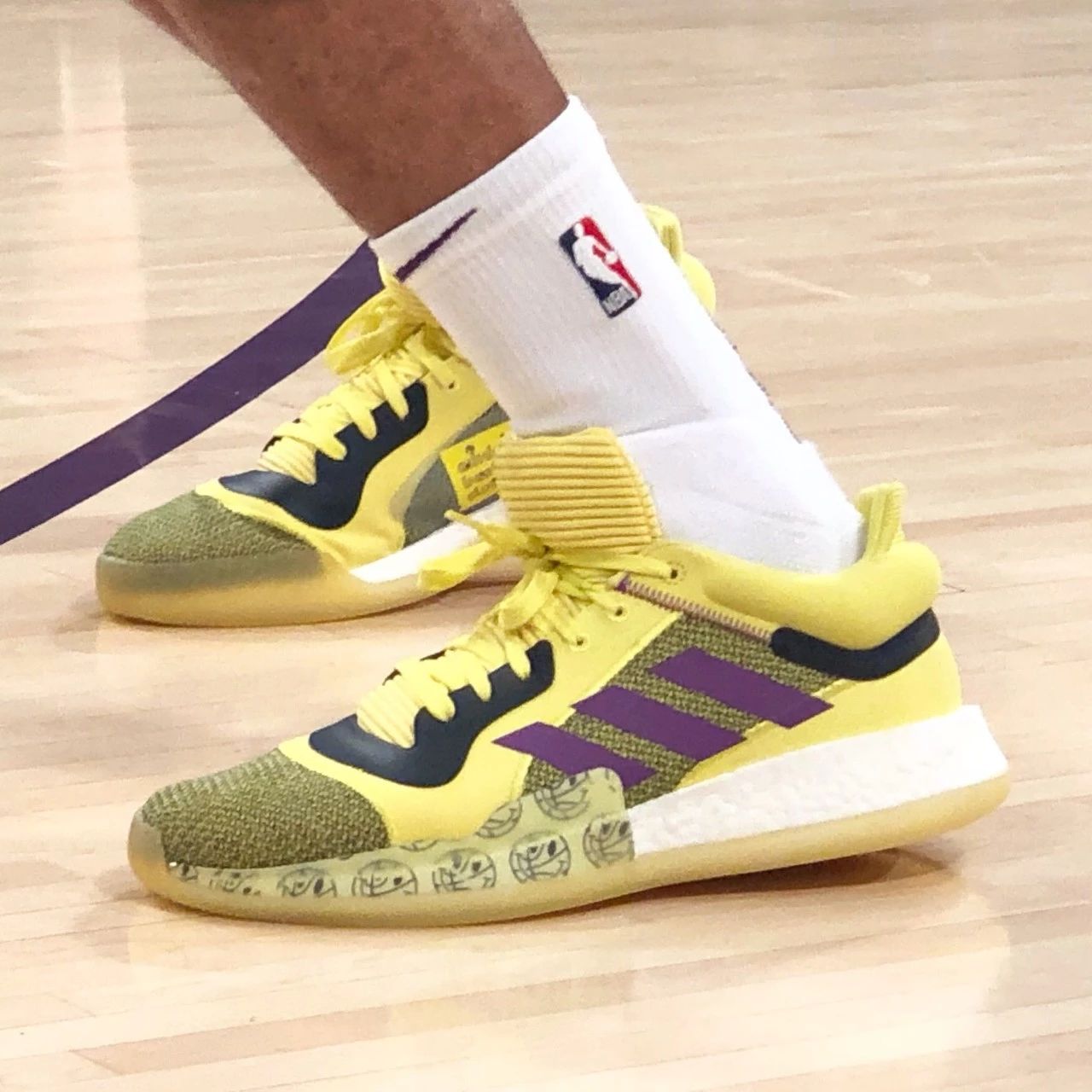 WEN赛场|鞋王上脚两大经典AJ,“Gators”和兔八哥你更爱哪个?