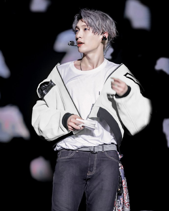 张艺兴匡威联名款穿搭,张艺兴穿黑匡威