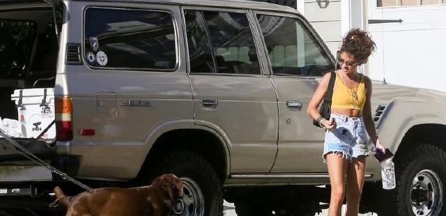 莎拉海蓝德和她的未婚夫出现在街上，他们的肚脐裸露