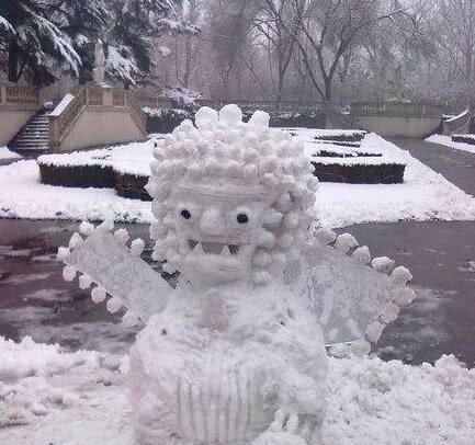 搞笑gif段子：这伴娘真胆肥呀，居然还敢这样堵门