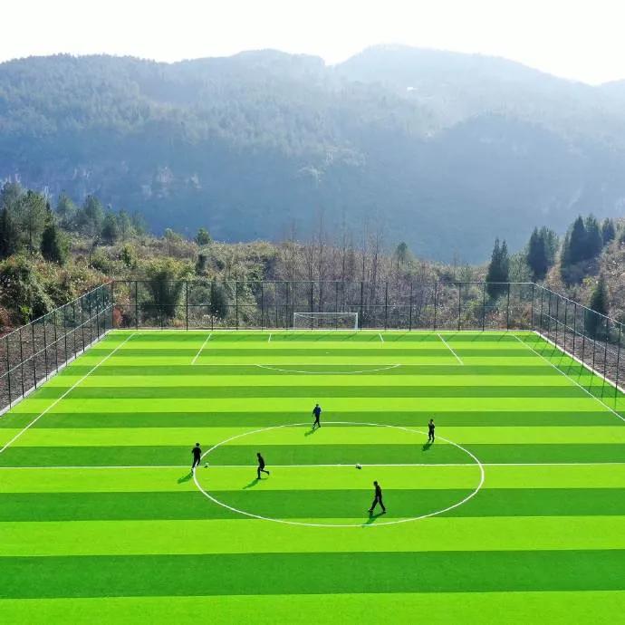 重庆这个区县火到国外,悬崖边修足球场,国外网友直呼神奇