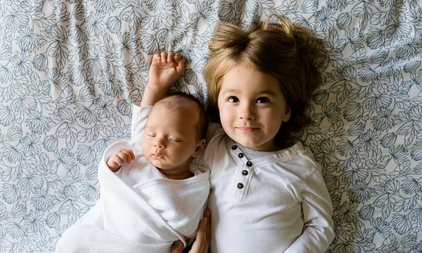 宝宝老是用头撞爸爸妈妈怎么回事,宝宝经常头撞墙壁是怎么回事