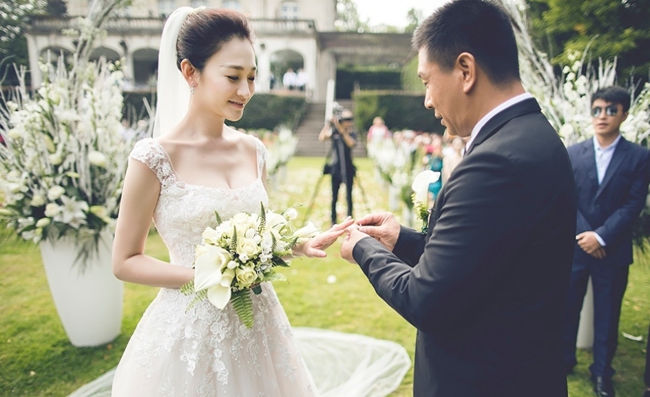 昆凌和唐嫣的婚纱哪个更好看,明星婚纱郭碧婷