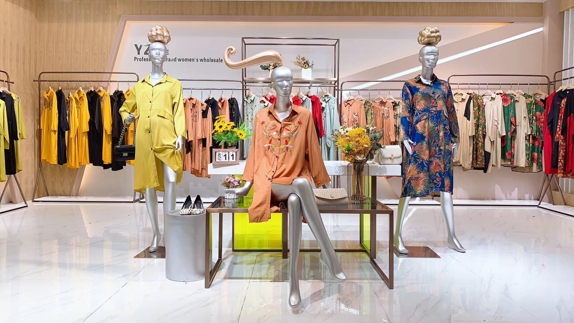 开一家女装品牌折扣店需要多少钱,直播品牌衣服女装正品折扣店