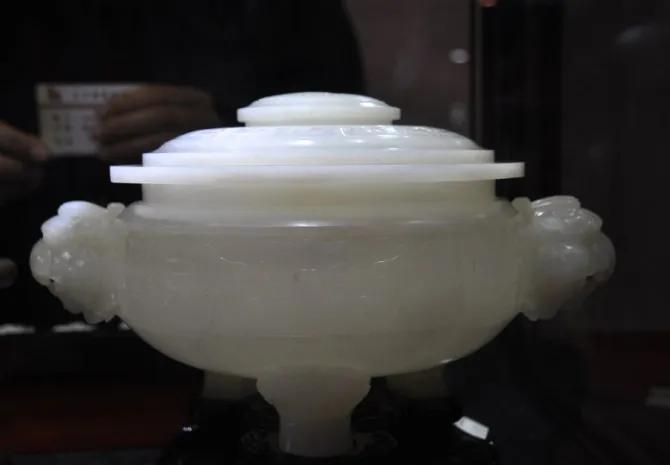 玩玉入门须知,羊脂玉鉴别用摩擦吸纸的方法