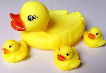 各高校军训放“大招”：踢手机、夹扑克，参训学生：教官，算你”狠”！