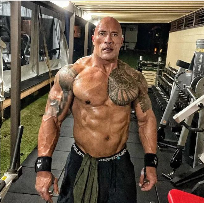 巨石强森母亲父亲多高,巨石强森父亲