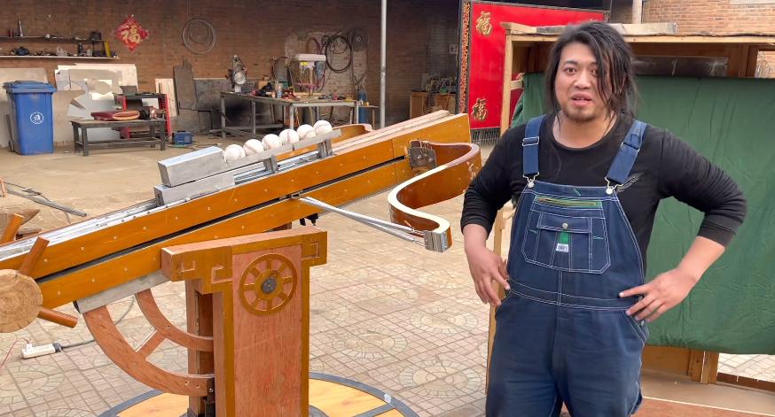 外国人看手工耿蹦迪灯笼,漠叔拿手工耿的蹦迪灯笼