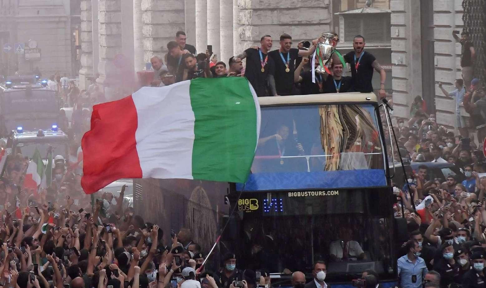意大利带着德劳内杯回家,意大利带奖杯回罗马