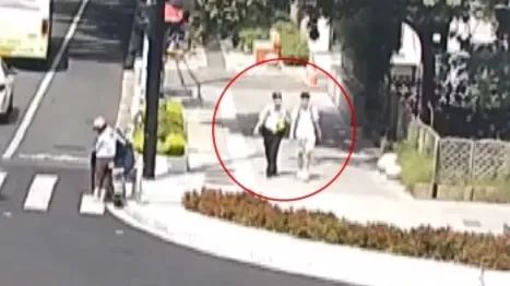 男子突发低血糖民警暖心送医,男子突发低血糖民警紧急救援