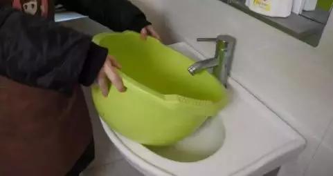 把塑料瓶套在水龙头上,塑料瓶剪下瓶盖套米袋口