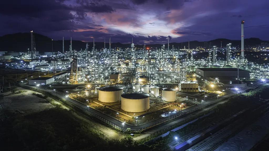 全球油罐遭争抢，油运业的“高光时刻”还能持续多久？