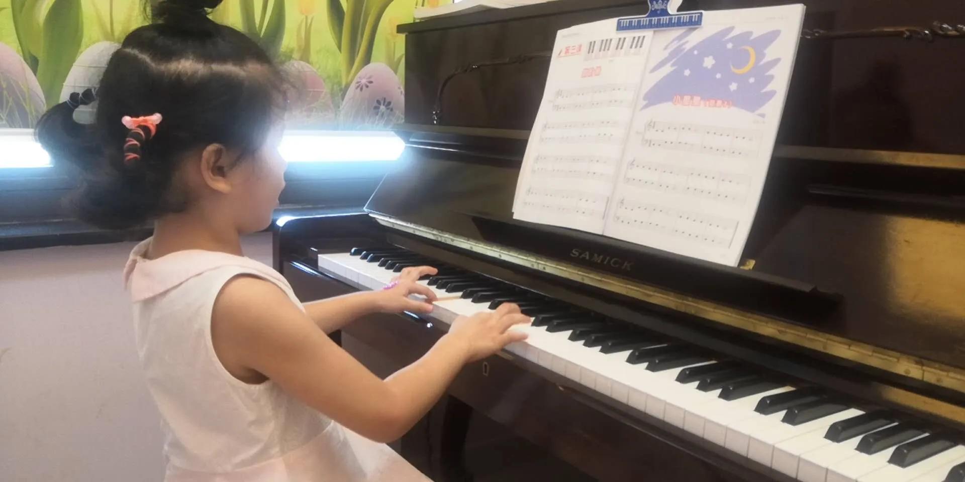 鍜崱鑹烘湳鍩硅,鍜崱闊充箰鍩硅涓績