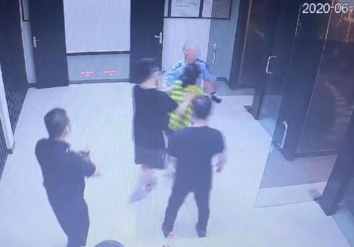 投诉民警被传唤女子：当众被铐上警车很屈辱，警方想上门跟我沟通来道歉，失去工作担心以后生活受影响