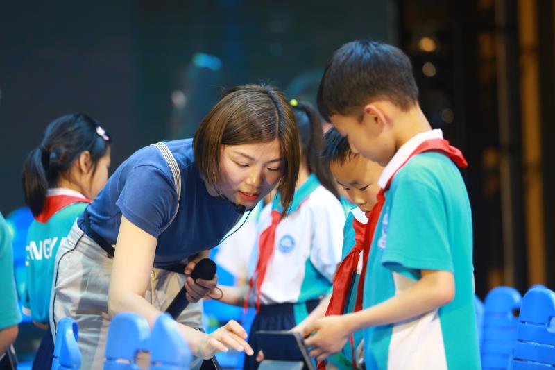 躬耕沃土,躬耕教坛数十载育得桃李满天下