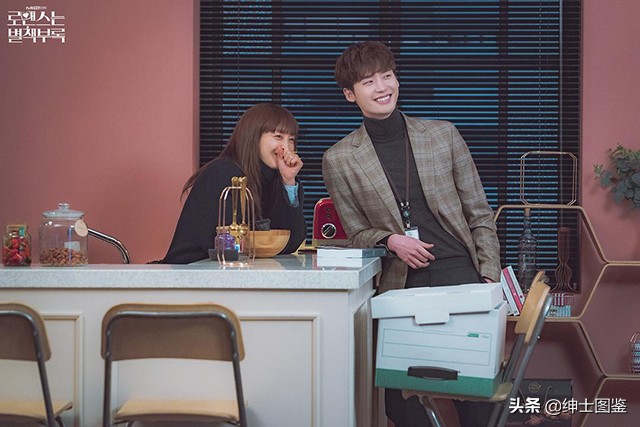 韩剧李钟硕穿搭高领,李钟硕黑色高领毛衣