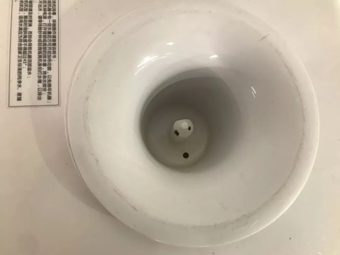 饮水机桶脏了怎么清洗才能干净,饮水机放出来的水脏了该怎么办
