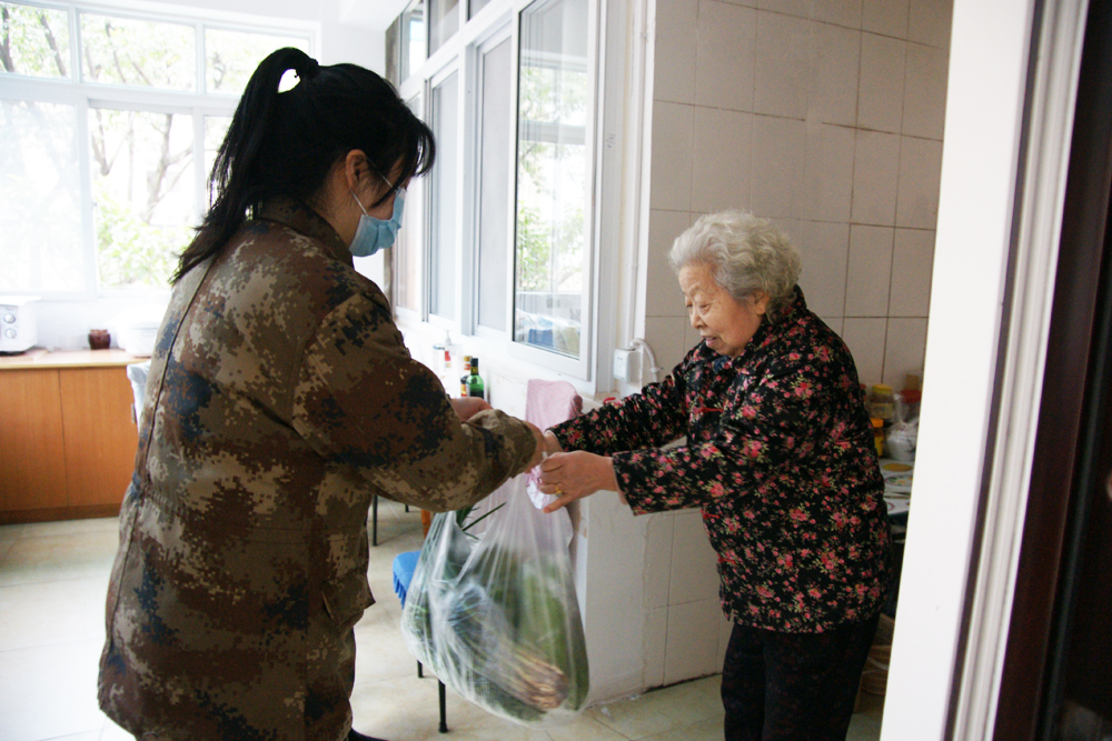 四川省军区成都第二离休所：她们，身着“孔雀蓝”答好“战疫题”