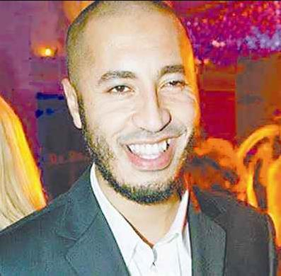 卡扎菲死前躲下水道被揪出,卡扎菲逃亡真实视频