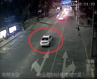 撞车也玩连连看？柠溪4车连撞3台竟都是丰田！竟只因手机响了一声！