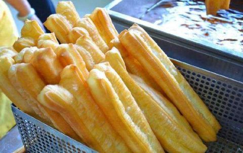 油条怎么做好吃又松软酥脆简单,油条的家常做法又软又酥