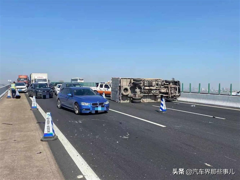 发生交通事故后拨打110还是122,发生交通事故应该先打什么电话