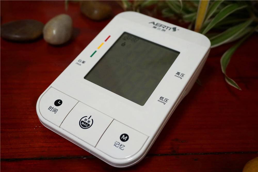 爱尔泰血氧饱和度仪,aicare电子臂式血压计