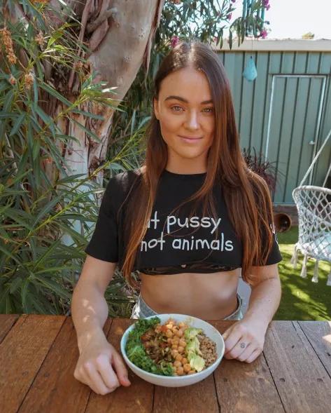 外国妹子冲进肯德基泼血怒吼：吃肉是大*杀屠**！网友们：有病？