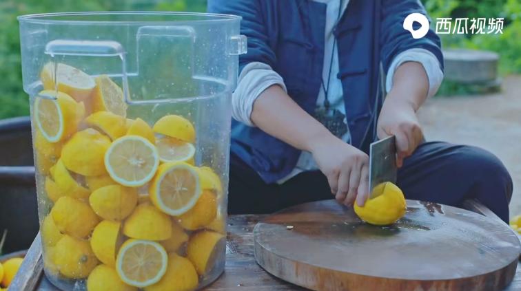 纯手工榨柠檬汁,纯手工西瓜汁视频
