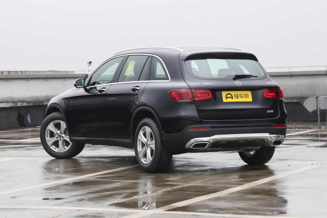 奔驰glc3502022款落地价多少钱,聊家轿车的性价比