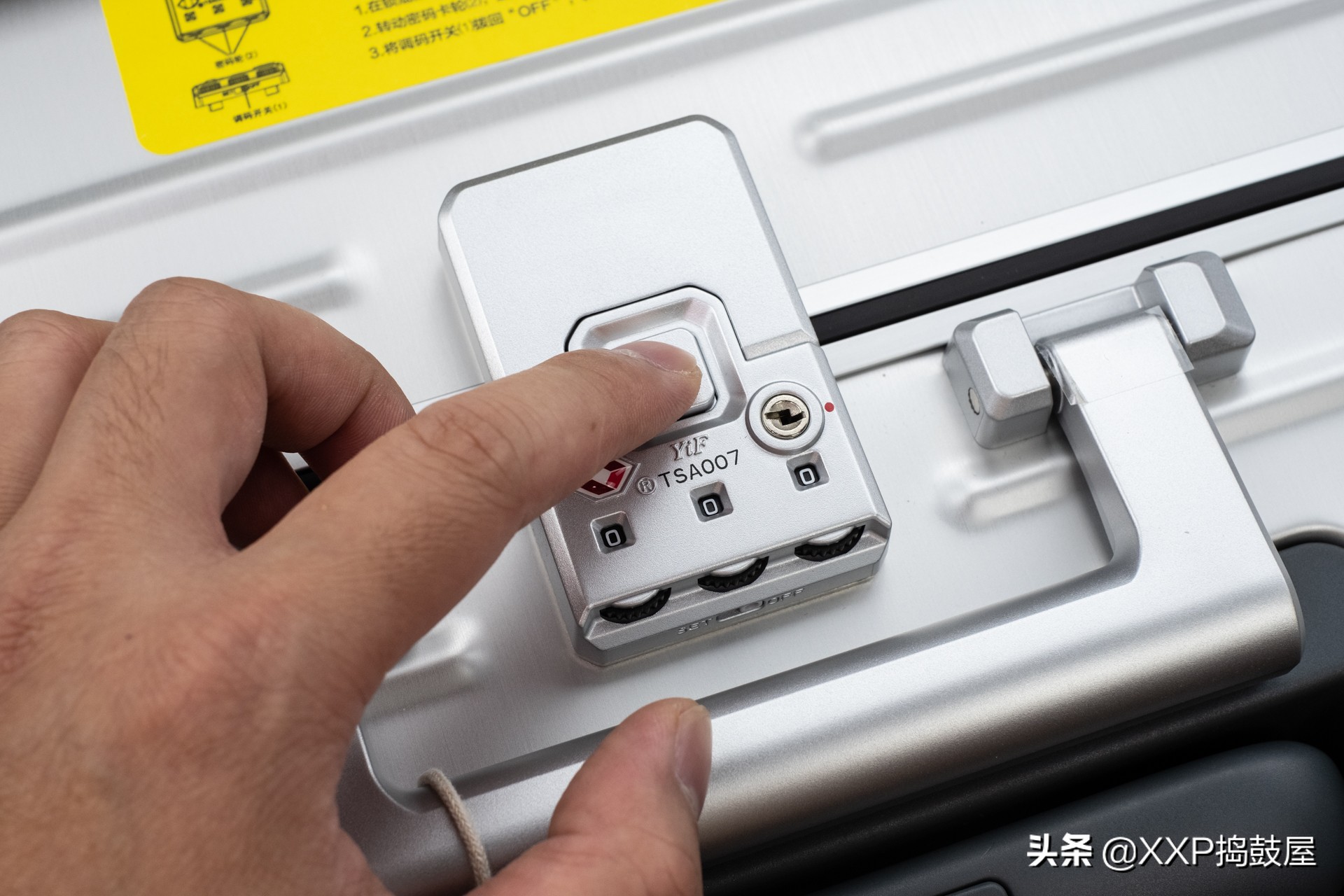 钛镁合金旅行箱,京东京造旅行箱的东西质量怎么样