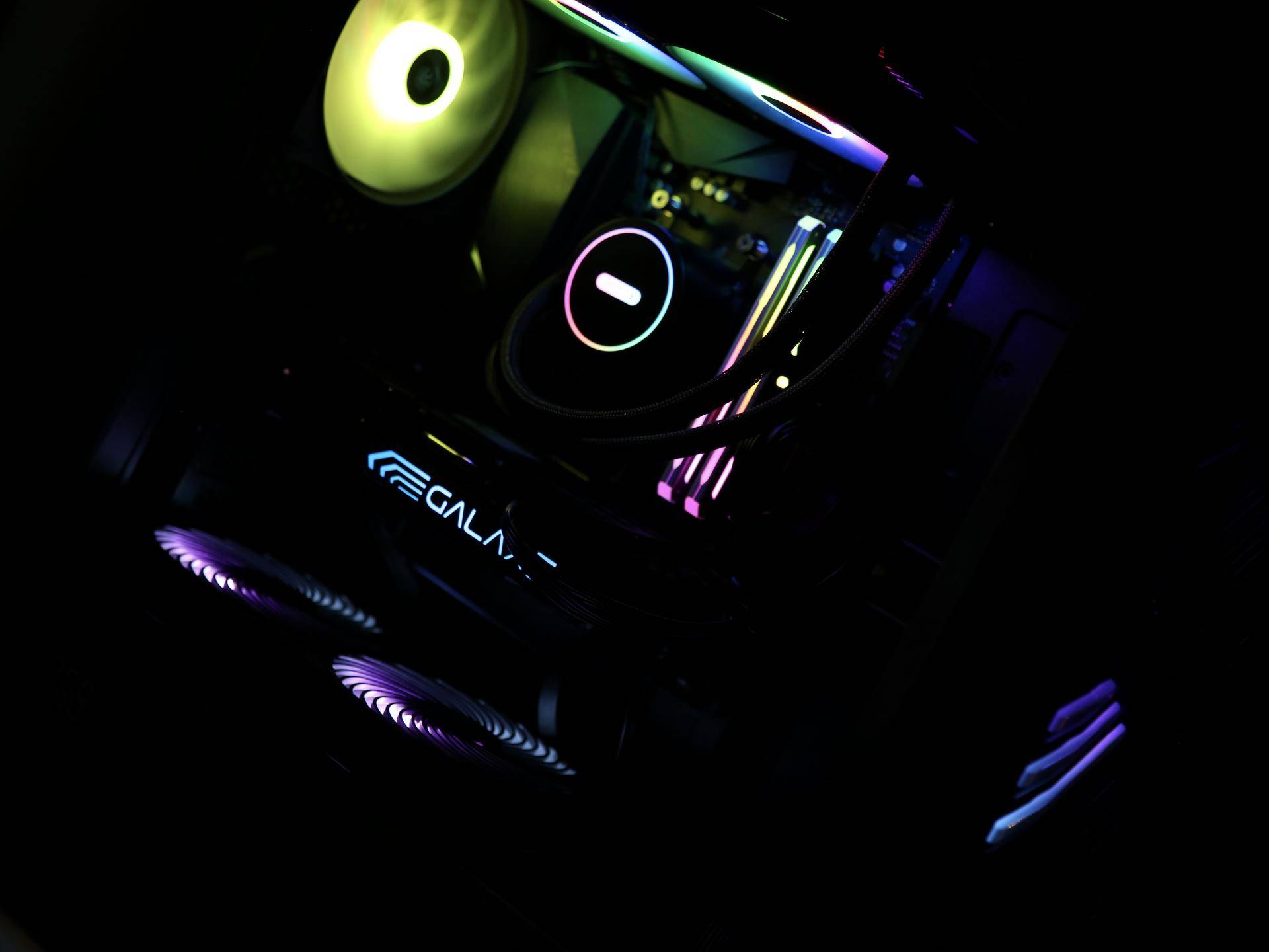 为刚踏入社会的小兄弟，配了一台高颜值散热好的FLUX平台主机