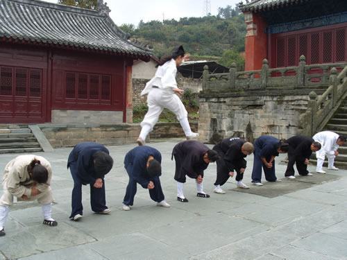 武当陈师行谈展示武功的原因,话里有话,解释轻功含义不愿当*子骗**