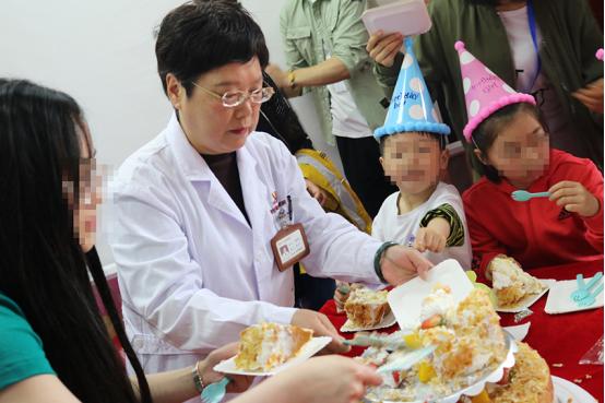 让快乐陪伴成长之路杭州华研白癜风病医院为儿童患者过生日