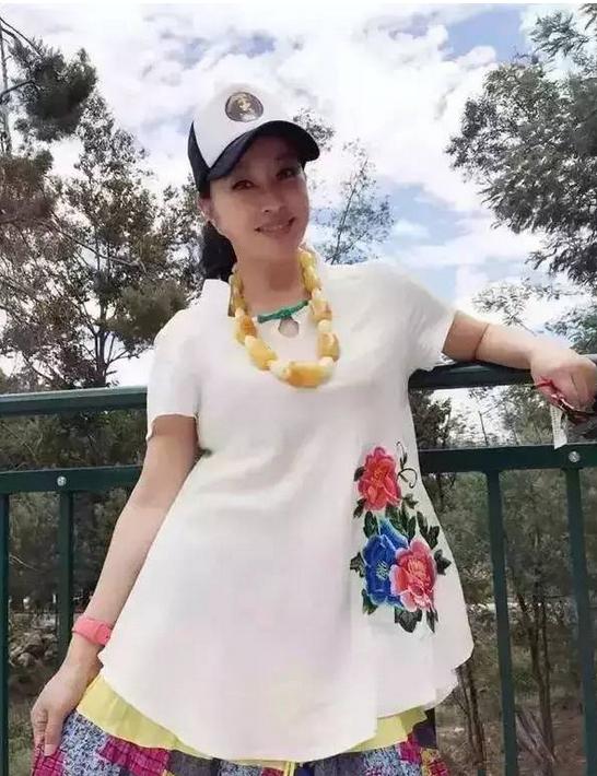 刘晓庆蜜蜡手镯价值多少,刘晓庆戴的大琥珀蜜蜡