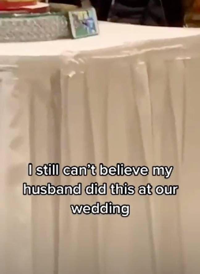 海外新郎在婚礼上用手机看足球比赛,新娘发现后摆臭脸还上网吐槽