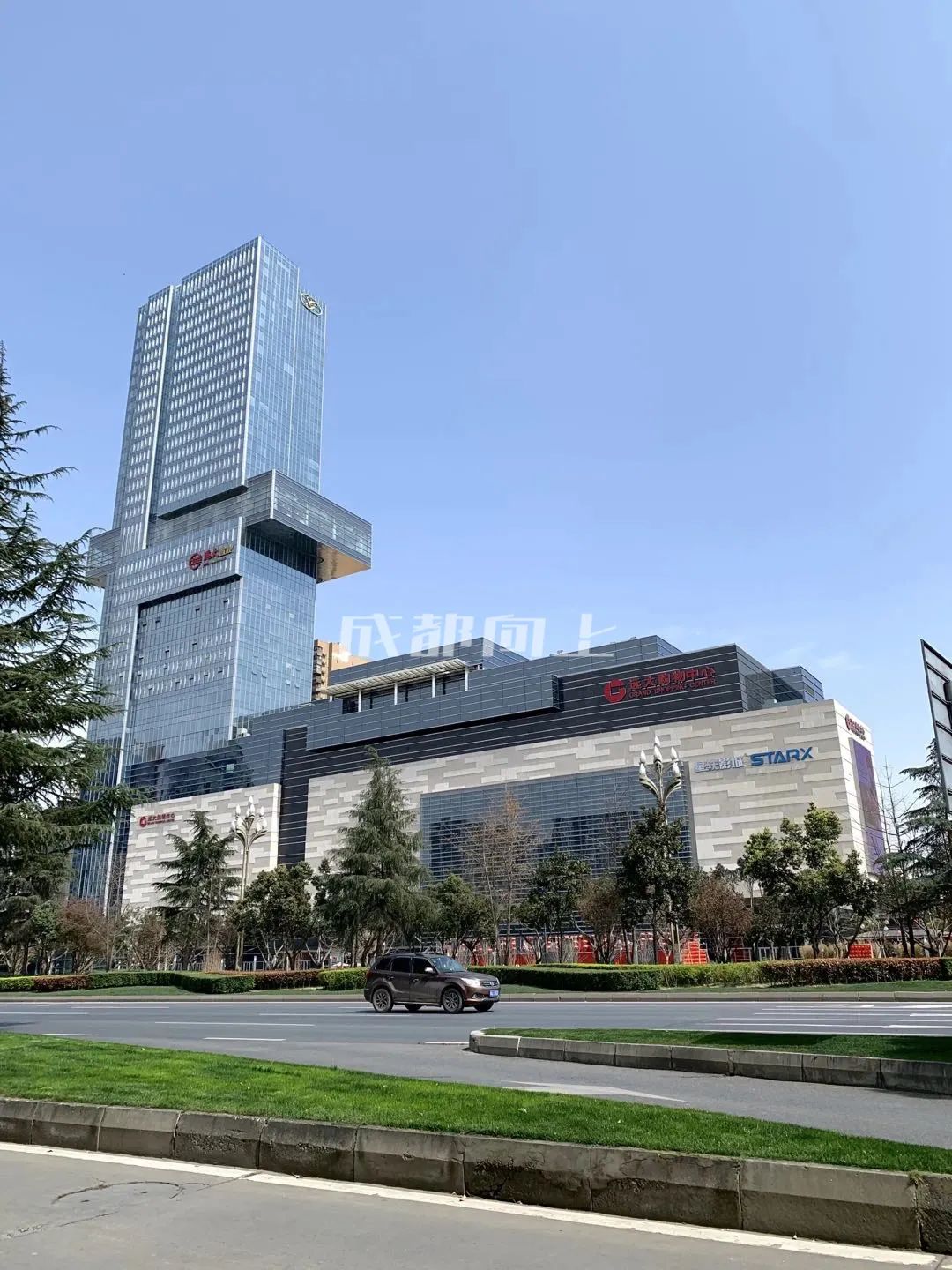 如何让成都变东京？网友：大LOGO收敛点