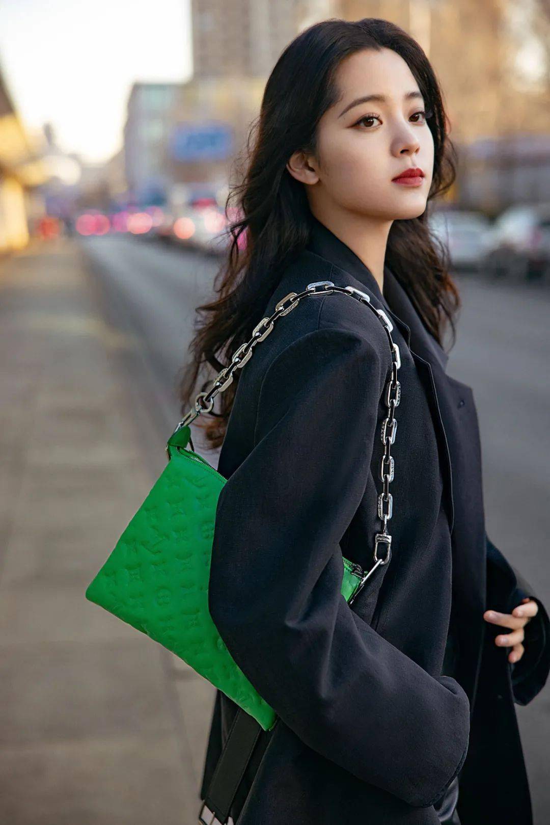 LV新手袋一出，女明星们集体撞包